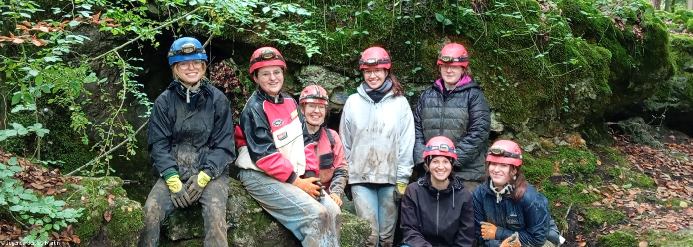 Gruppenfoto der ehrenamtlichen Mitarbeiterinnen vor der Höhle; ©: Jugendarbeit St. Martin Gruppenfoto der ehrenamtlichen Mitarbeiterinnen vor der Höhle