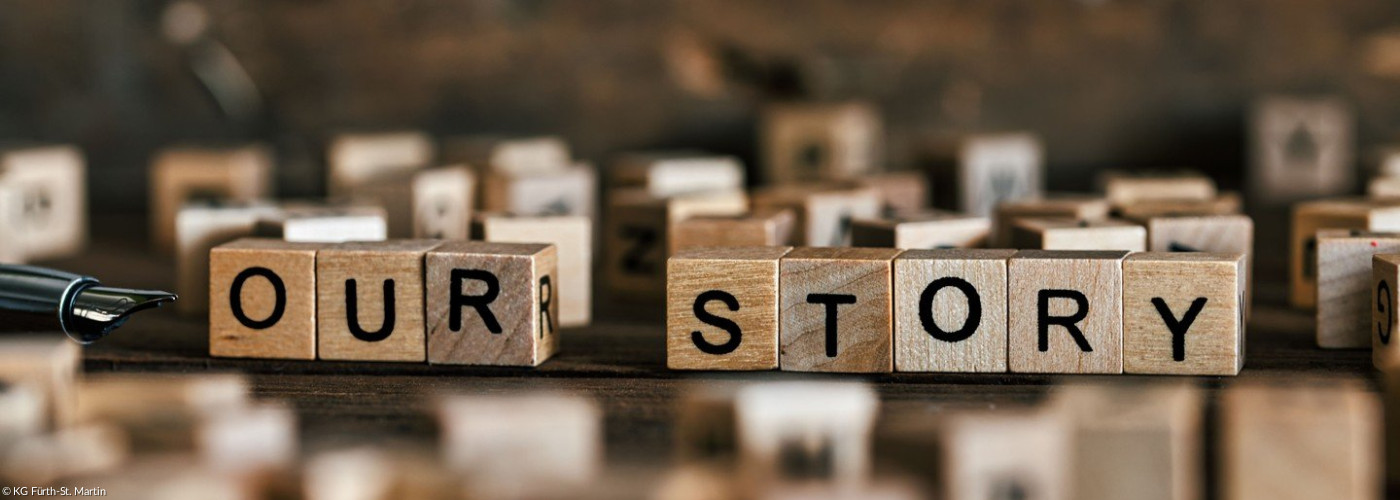 Buchstabenwürfel bilden den Text "our story"